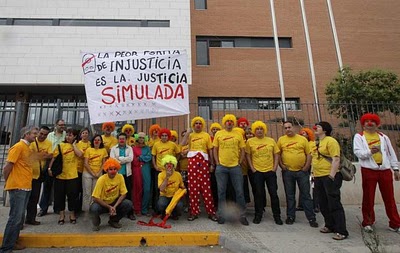Profesores/as del IES Las Norias caracterizados de payasos para protestar por el nuevo expediente abierto a su director